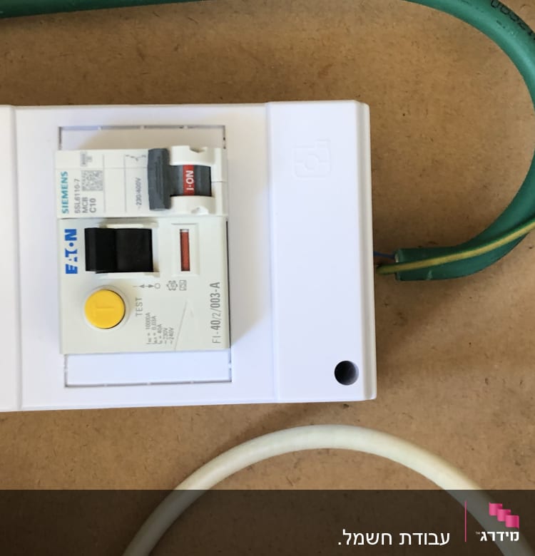 מפסק חשמלי עם חוטים ירוקים ושחורים